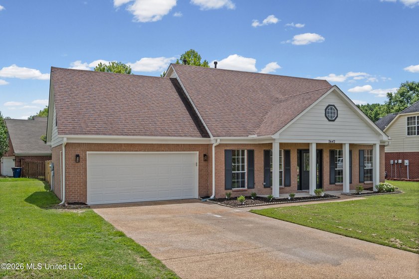 LOCATED ON A SPACIOUS CORNER LOT IN THE PRESTIGIOUS SOUTHRIDGE - photo 3
