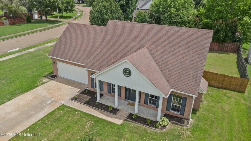 LOCATED ON A SPACIOUS CORNER LOT IN THE PRESTIGIOUS SOUTHRIDGE - photo 4