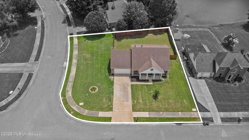 LOCATED ON A SPACIOUS CORNER LOT IN THE PRESTIGIOUS SOUTHRIDGE - photo 5