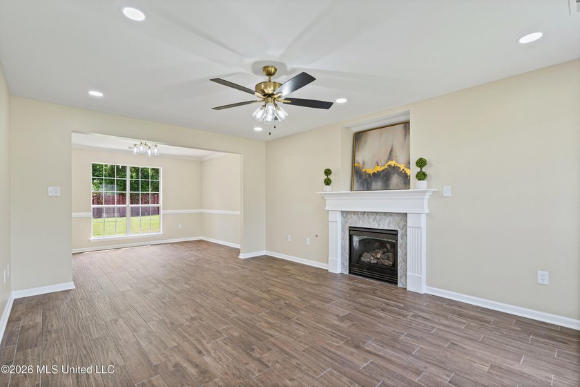 LOCATED ON A SPACIOUS CORNER LOT IN THE PRESTIGIOUS SOUTHRIDGE - photo 6