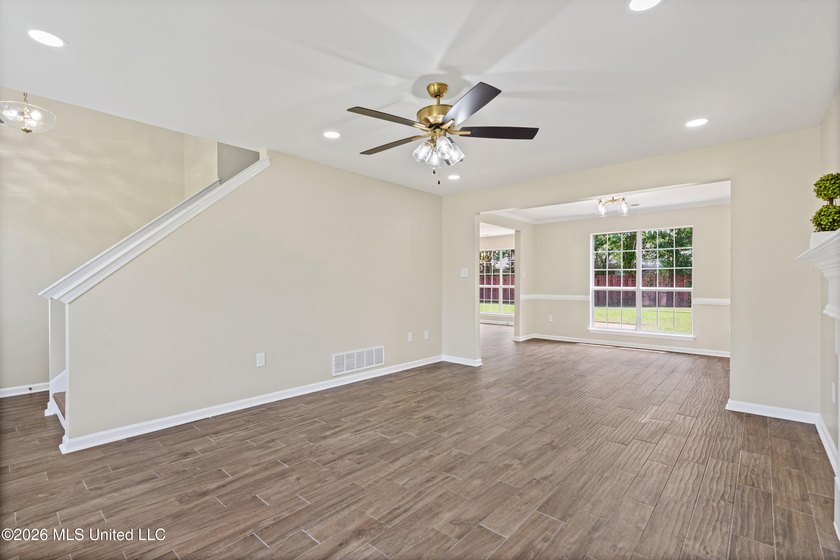 LOCATED ON A SPACIOUS CORNER LOT IN THE PRESTIGIOUS SOUTHRIDGE - photo 8