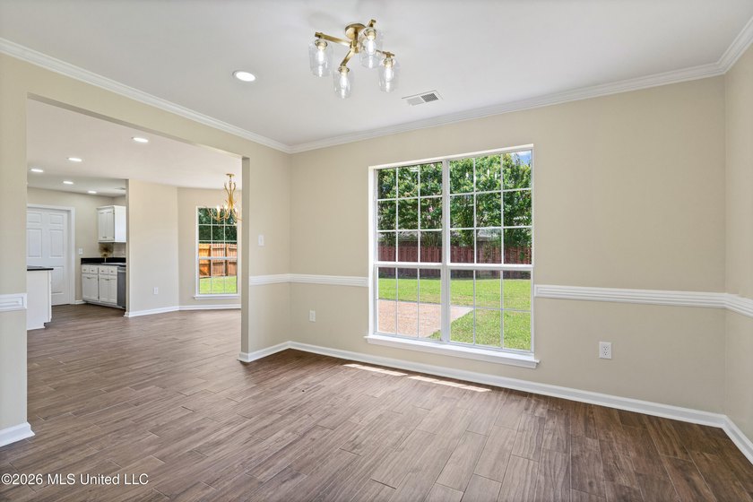 LOCATED ON A SPACIOUS CORNER LOT IN THE PRESTIGIOUS SOUTHRIDGE - photo 9