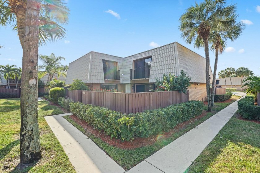 Located in the Village of Sandalwood Lakes South , this newly - photo 24