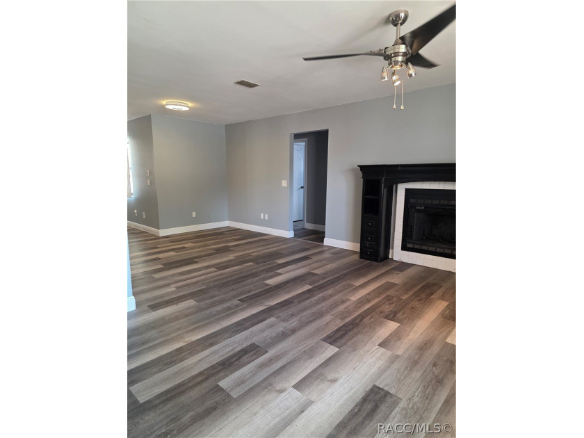 Seller Motivated!!! This adorable home within walking distance - photo 4