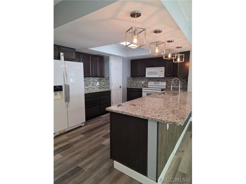 Seller Motivated!!! This adorable home within walking distance - photo 6