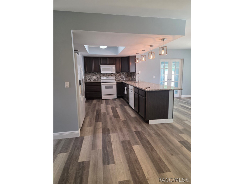 Seller Motivated!!! This adorable home within walking distance - photo 7