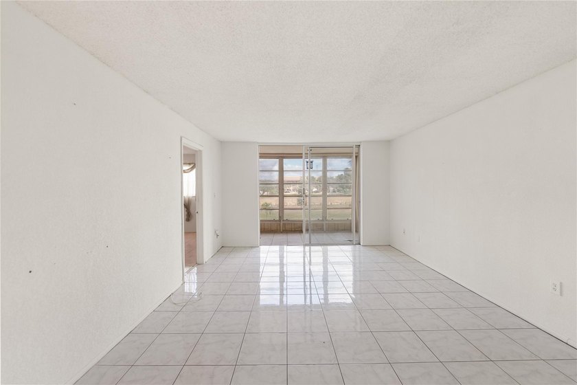 Spacious and bright second-floor, two-bedroom, two-bath condo in - photo 7