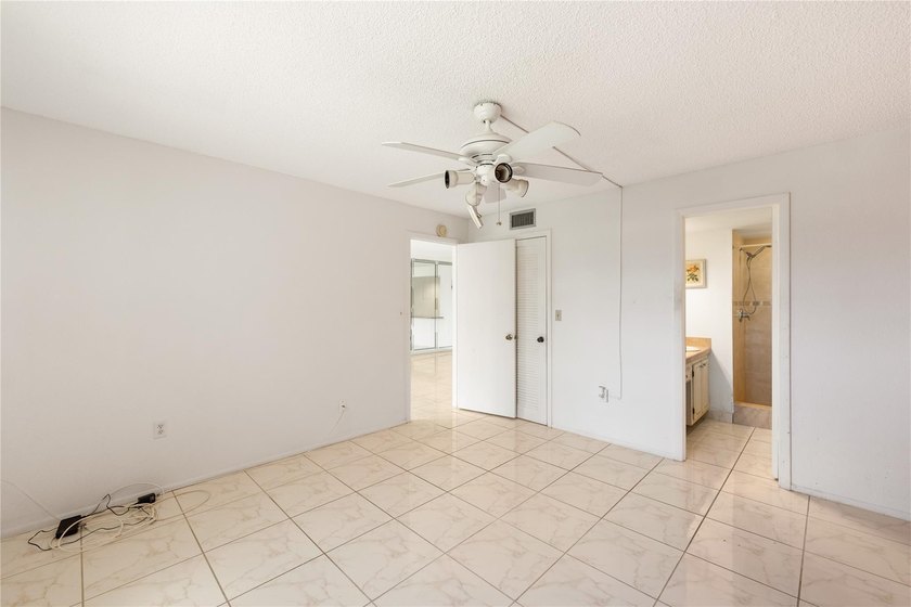 Spacious and bright second-floor, two-bedroom, two-bath condo in - photo 9