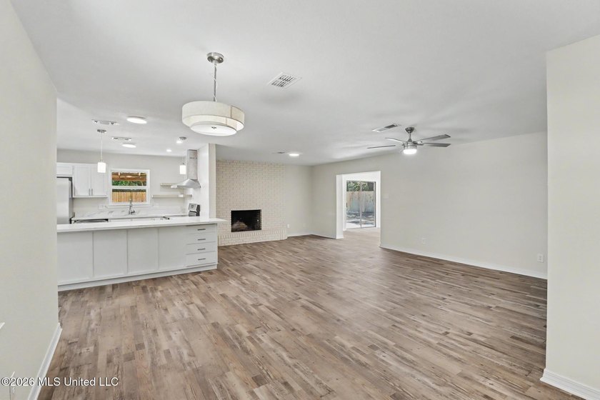 Welcome home to this stunning, fully remodeled residence that - photo 3