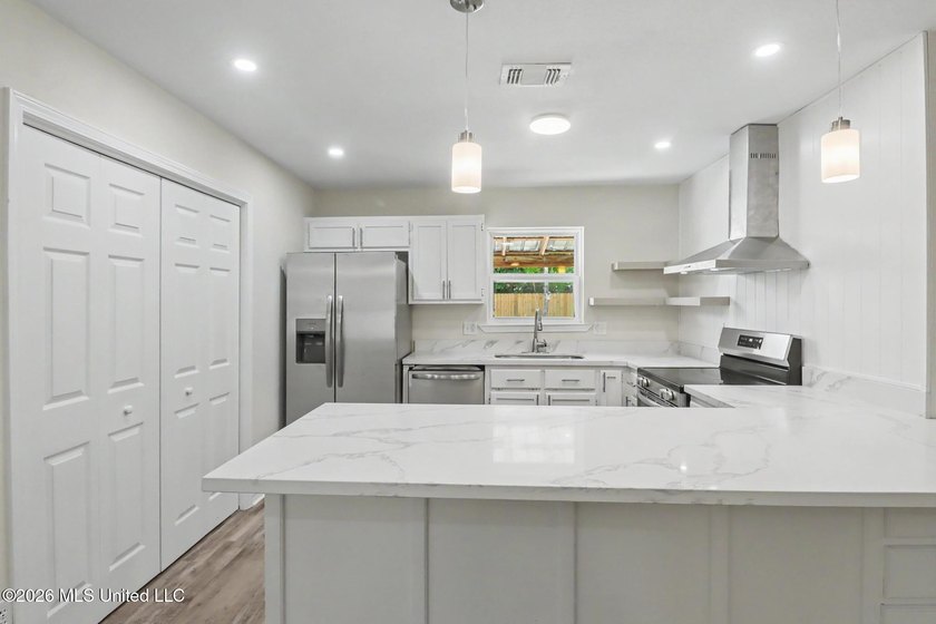 Welcome home to this stunning, fully remodeled residence that - photo 6