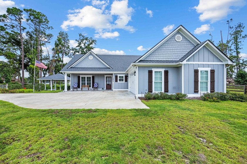 Welcome to waterfront living at its finest! Perfectly positioned - photo 2
