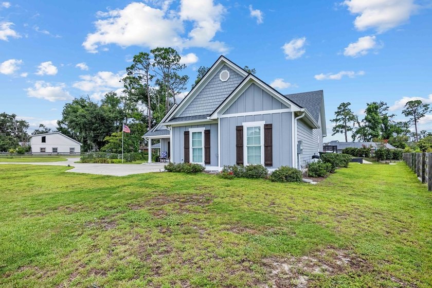 Welcome to waterfront living at its finest! Perfectly positioned - photo 3