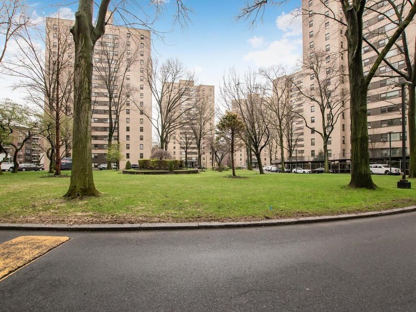 Welcome to 4 Fordham Hill Oval #8D. Offering spectacular views - photo 13