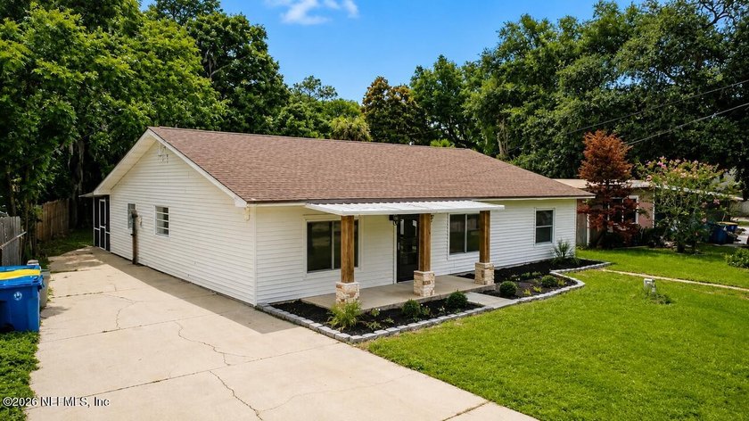 Spacious, Completely Renovated &amp; Move-In Ready! Beautifully - photo 3