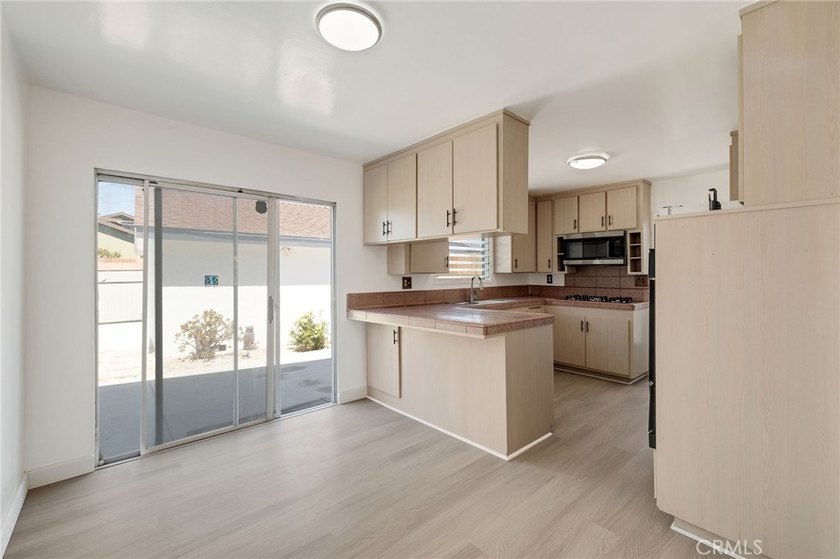 Welcome to this beautifully refreshed 4-bedroom, 2-bathroom - photo 5
