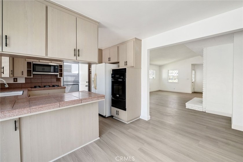 Welcome to this beautifully refreshed 4-bedroom, 2-bathroom - photo 9
