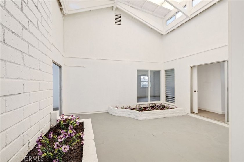 Welcome to this beautifully refreshed 4-bedroom, 2-bathroom - photo 10