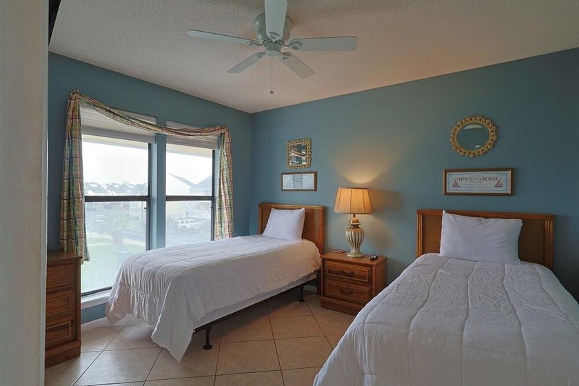 Fantastic location just steps from the beach, hot tubs and - photo 21