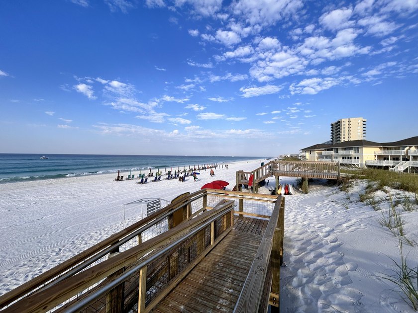 Fantastic location just steps from the beach, hot tubs and - photo 34