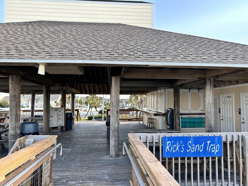 Fantastic location just steps from the beach, hot tubs and - photo 38