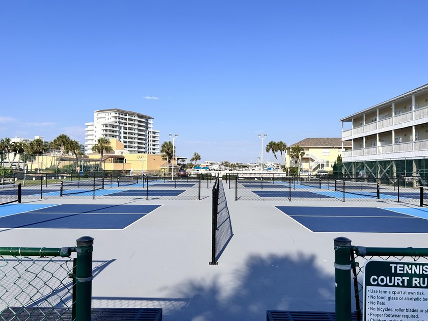 Fantastic location just steps from the beach, hot tubs and - photo 48