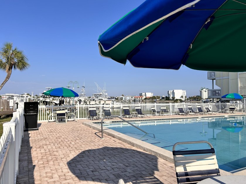 Fantastic location just steps from the beach, hot tubs and - photo 54