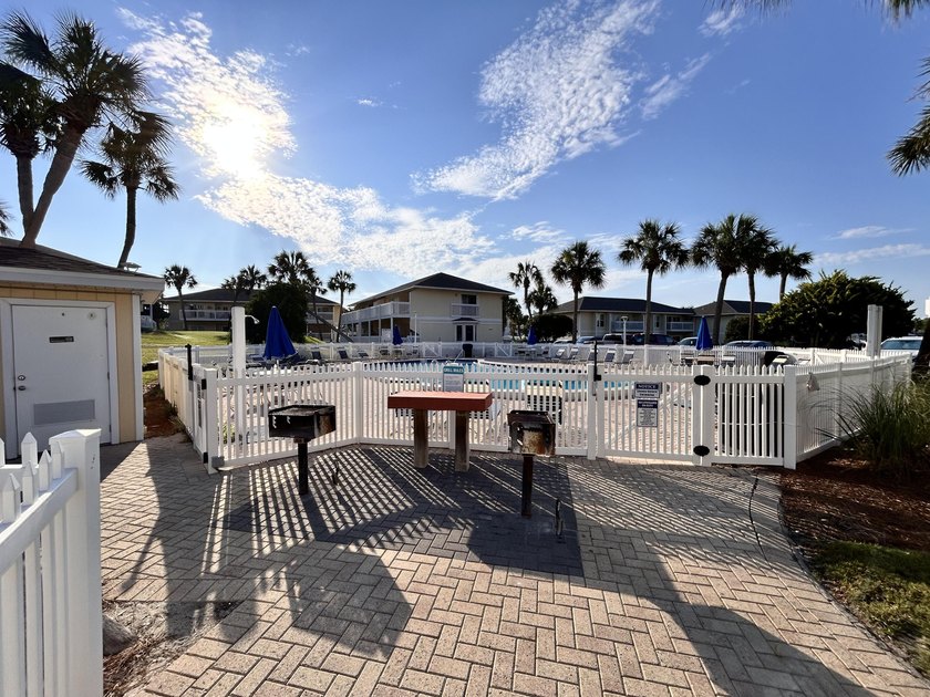 Fantastic location just steps from the beach, hot tubs and - photo 56