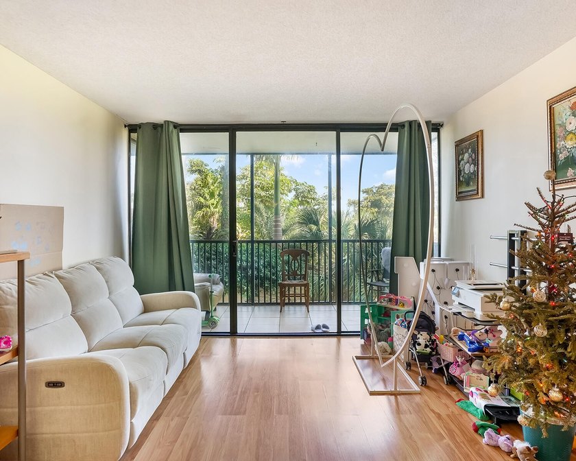 Beautiful 2 bed, 2 bath condo in the all-ages Coranado Building - photo 2