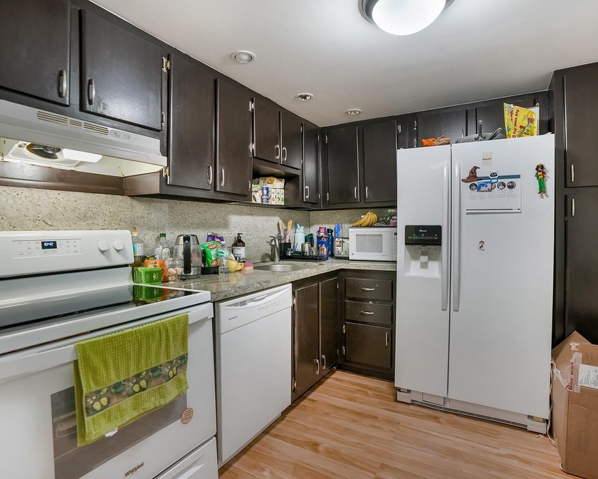 Beautiful 2 bed, 2 bath condo in the all-ages Coranado Building - photo 3