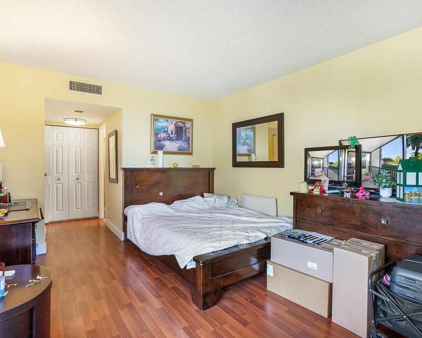 Beautiful 2 bed, 2 bath condo in the all-ages Coranado Building - photo 4