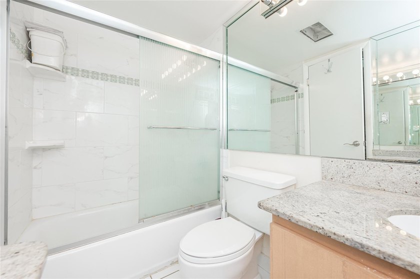Beautiful 2 bed, 2 bath condo in the all-ages Coranado Building - photo 5