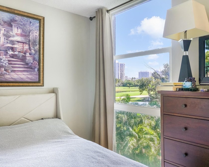 Beautiful 2 bed, 2 bath condo in the all-ages Coranado Building - photo 6