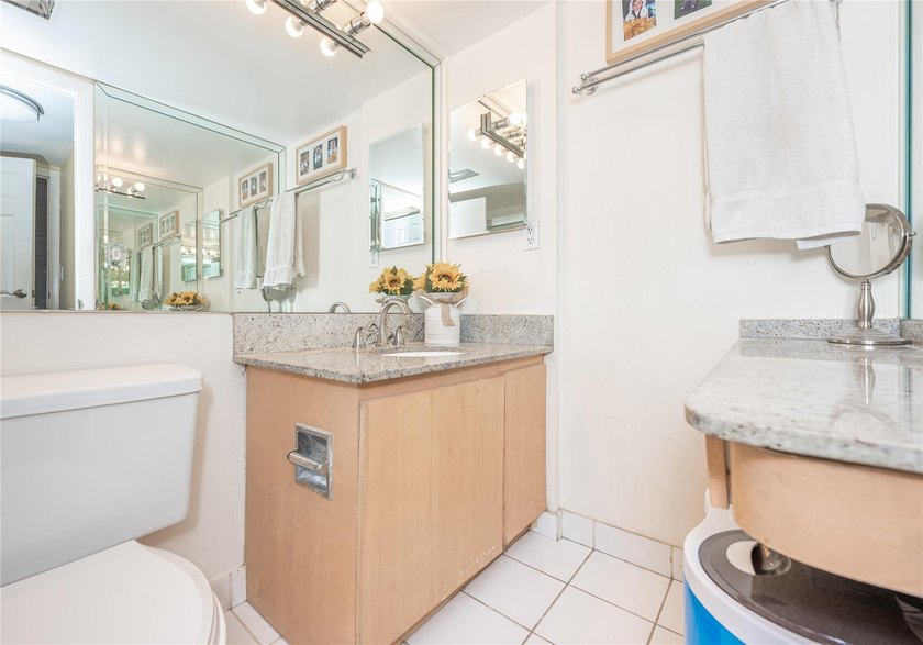 Beautiful 2 bed, 2 bath condo in the all-ages Coranado Building - photo 7