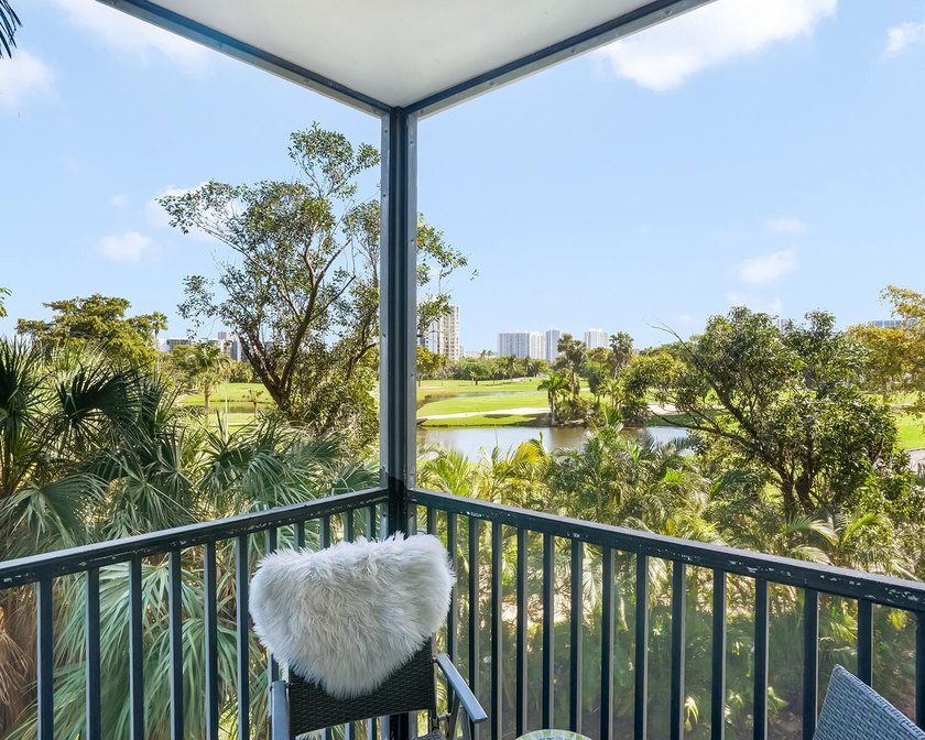 Beautiful 2 bed, 2 bath condo in the all-ages Coranado Building - photo 8