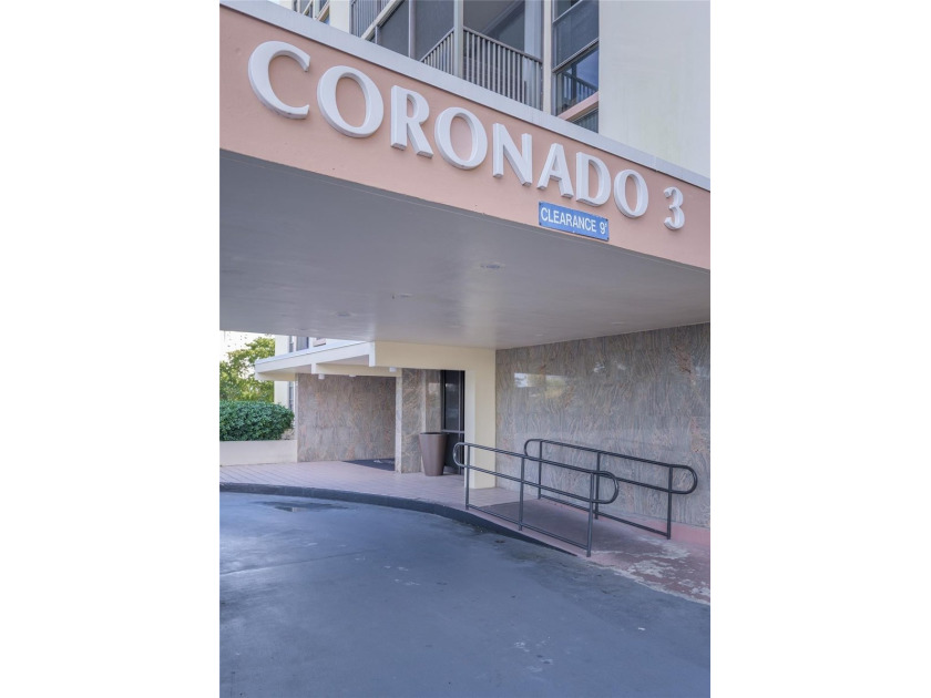 Beautiful 2 bed, 2 bath condo in the all-ages Coranado Building - photo 9
