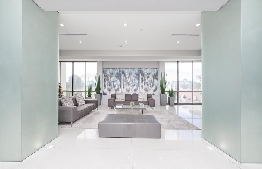 Beautiful 2 bed, 2 bath condo in the all-ages Coranado Building - photo 10