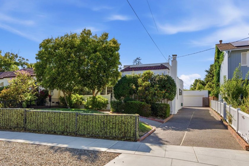 Nestled in Burlingame's highly desirable Easton Addition, this - photo 3