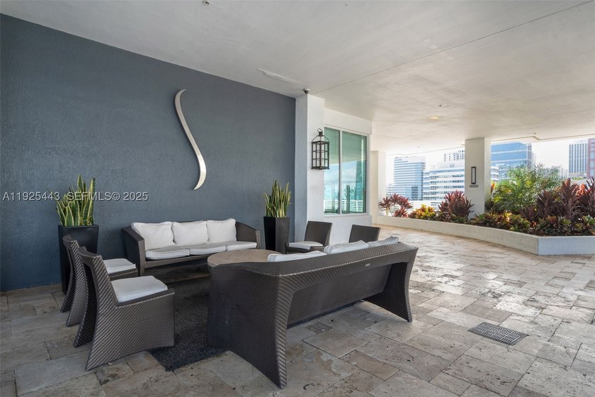 Welcome to your elegant urban oasis in the heart of downtown - photo 32