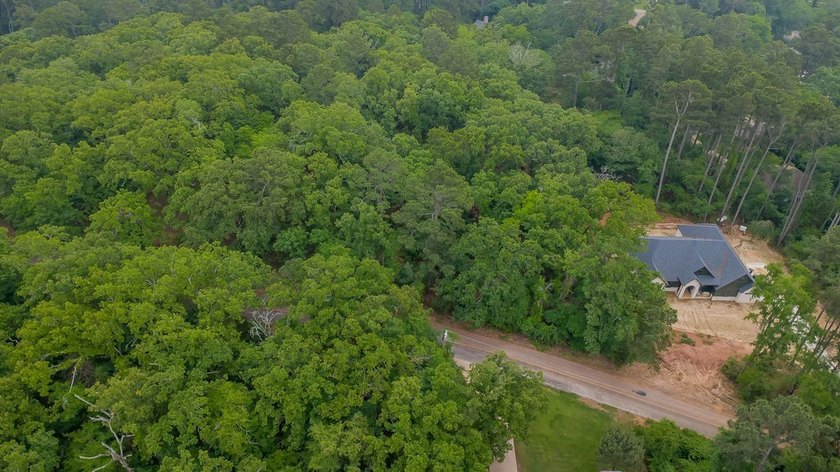 Tucked away on a quiet street in the gated community of Hideaway - photo 3