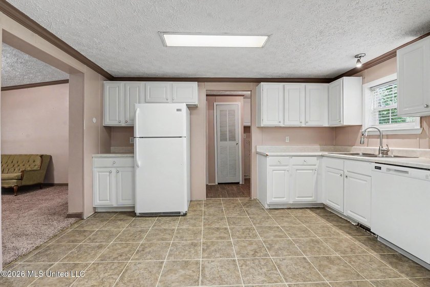Spacious 3BR/2BA double-wide home with 2,342 SF on 1.37 acres in - photo 11