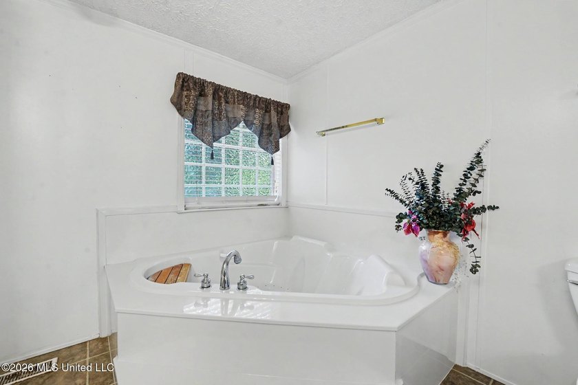 Spacious 3BR/2BA double-wide home with 2,342 SF on 1.37 acres in - photo 16