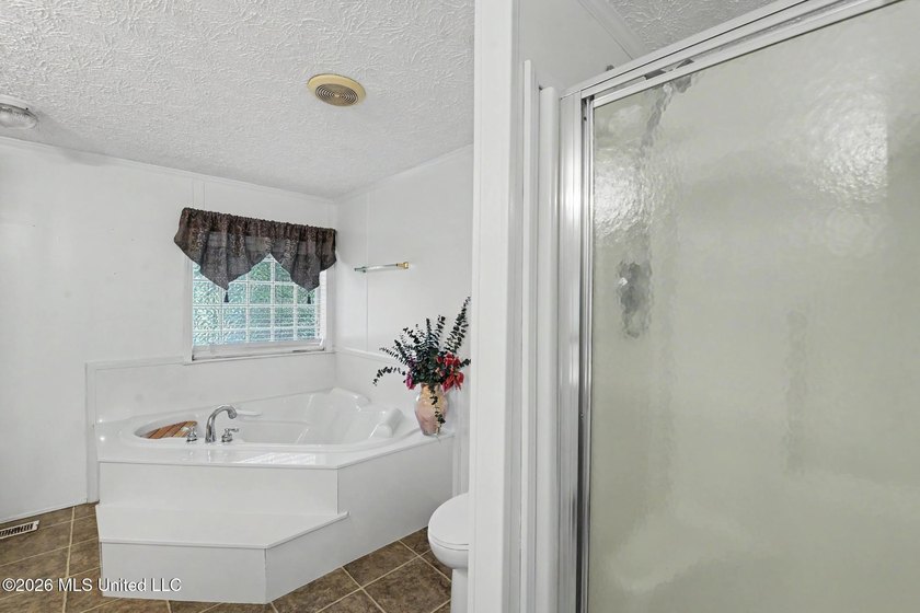 Spacious 3BR/2BA double-wide home with 2,342 SF on 1.37 acres in - photo 17