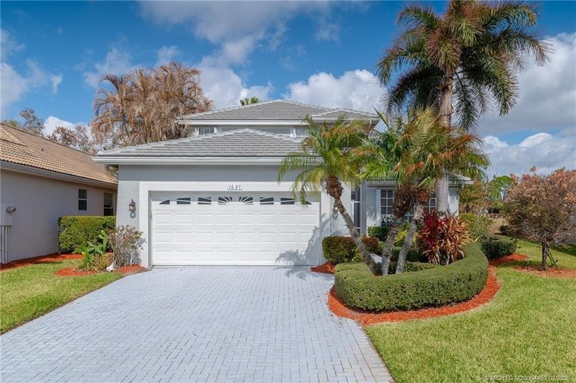 NEW ROOF! NEW PRICE! This Ballantrae Pool Home offers 3 bedrooms - photo 4
