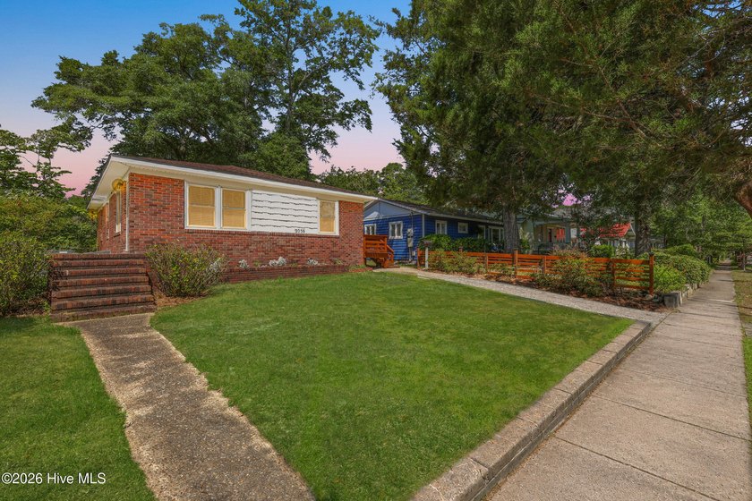 Solid low maintenance brick construction, hardwood floors - photo 2