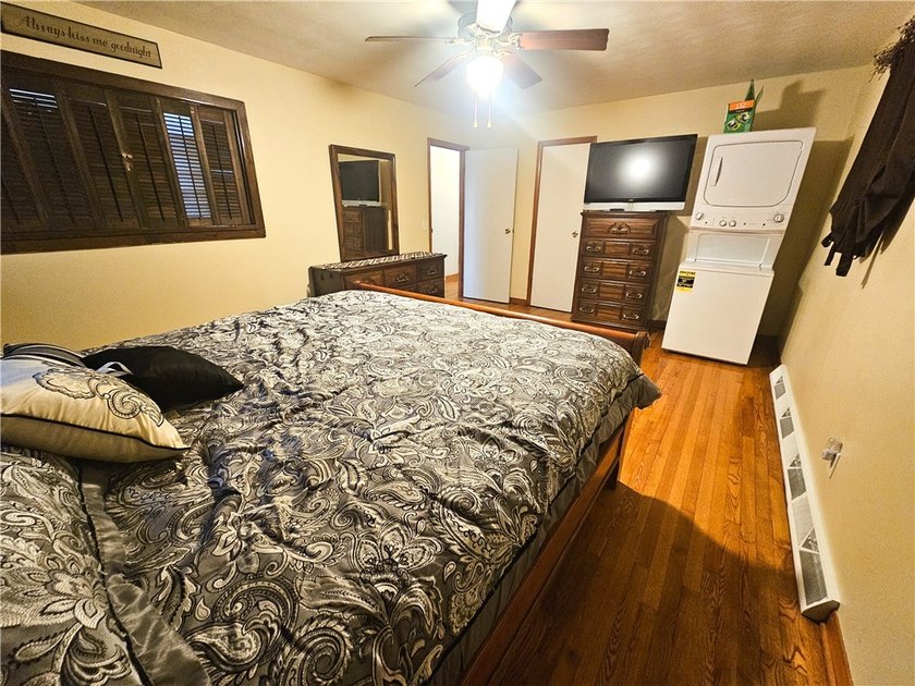 Welcome to this spacious 3-bedroom home with attached garage - photo 27