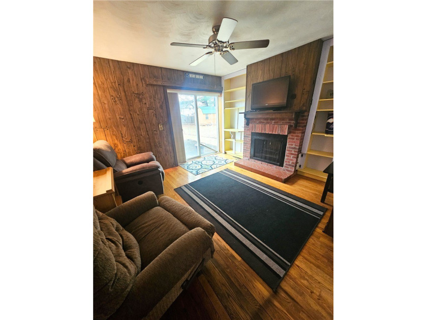 Welcome to this spacious 3-bedroom home with attached garage - photo 28