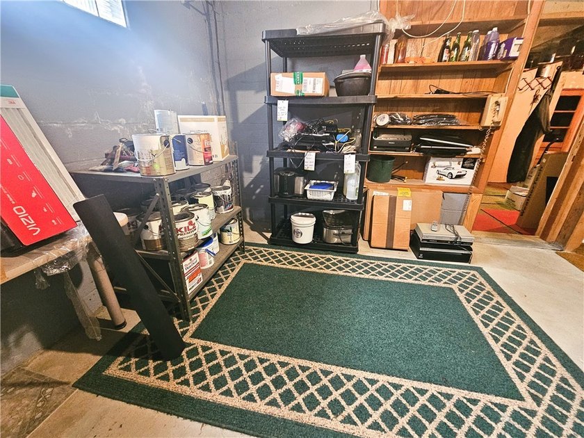 Welcome to this spacious 3-bedroom home with attached garage - photo 36