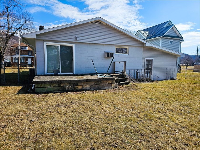 Welcome to this spacious 3-bedroom home with attached garage - photo 42