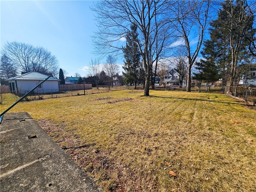 Welcome to this spacious 3-bedroom home with attached garage - photo 44