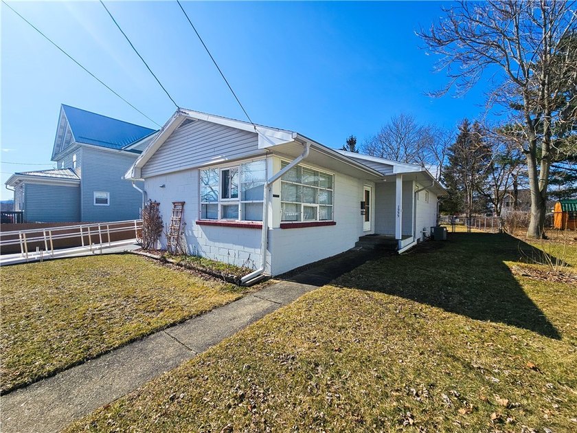 Welcome to this spacious 3-bedroom home with attached garage - photo 46